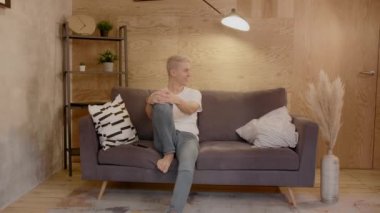 Televizyon izleyen genç bir çift. Bir adam ve bir kız gülüyor.