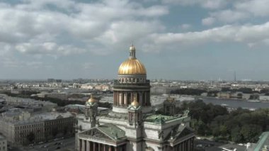 Yazın şafak vakti gökyüzü manzaralı görkemli St. Isaacs Katedrali. St. Petersburg şehir merkezinin panoraması.