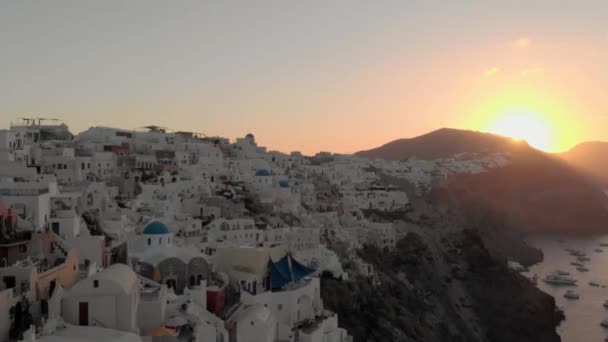 Luftbild, das die Stadt Oia auf Santorin überfliegt Griechenland — Stockvideo