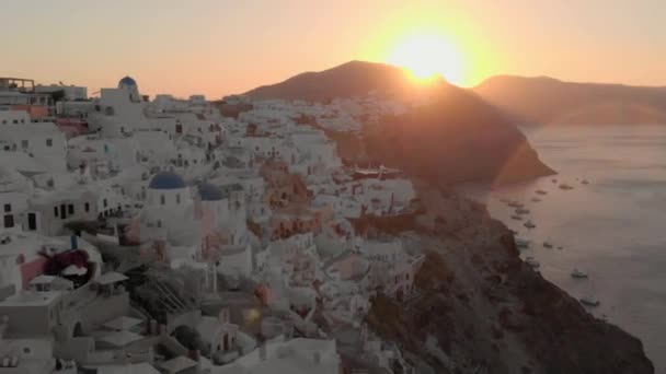 Вид с воздуха над городом Ия на Грецию Санторини — стоковое видео