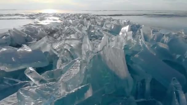 Baykal Gölü. Buz kırıkları ve çatlakları. Güzel mavi buz gibi kış — Stok video