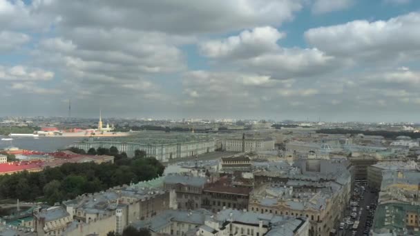 Aerial cinematic view of st. Petersburg city. Neva river panorama. Rostral Columns in St. Petersburg, Russia. — Stock Video