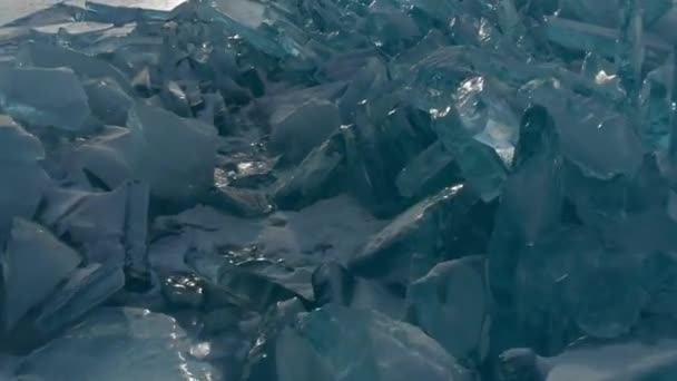 Lago Baikal. Grietas y fracturas de hielo. Hermoso hielo azul helado invierno — Vídeos de Stock