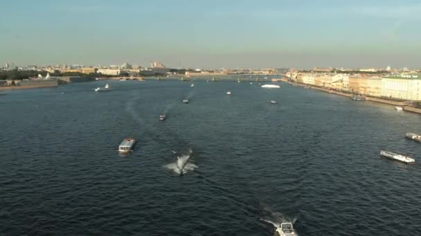 Luchtfoto filmische weergave van St. Petersburg stad. Neva rivier panorama. Rostrale zuilen in Sint-Petersburg, Rusland. — Stockvideo