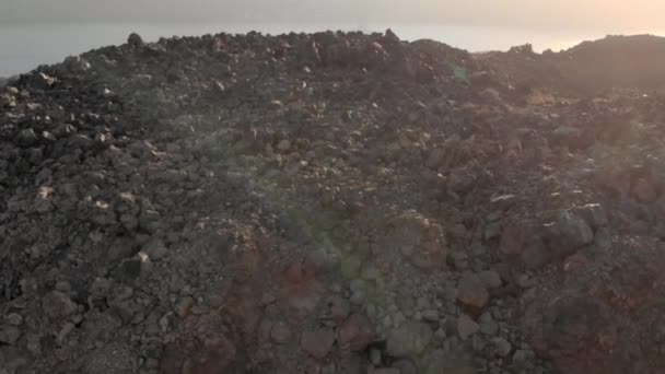 Hermosa vista de las rocas del volcán. El volcán en Santorini — Vídeo de stock