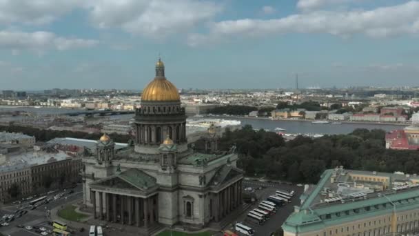 Yazın şafak vakti gökyüzü manzaralı görkemli St. Isaacs Katedrali. St. Petersburg şehir merkezinin panoraması. — Stok video