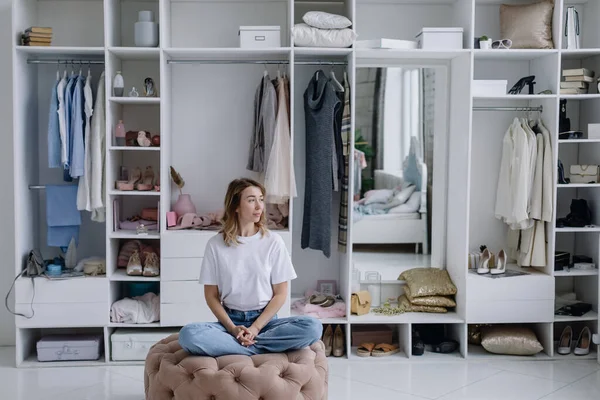 Portrait of a young woman. Woman in her modern dressing room looks at the camera — Stock Photo, Image