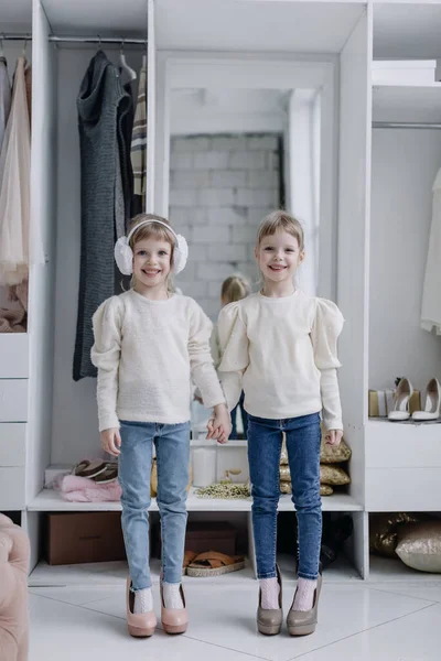 Les filles sœurs se tiennent dans un dressing moderne et regardent la caméra — Photo