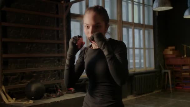 Lutador feminino legal em luvas de boxe treina no ginásio. Artes marciais mistas — Vídeo de Stock