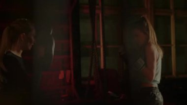 Boksör kızlar spor salonunda idman yapıyor. Modern dövüş sanatları