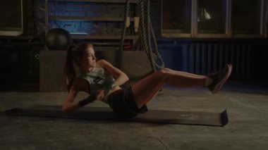 Spor salonunda spor yapan genç bir kız. Atmosferik spor salonu