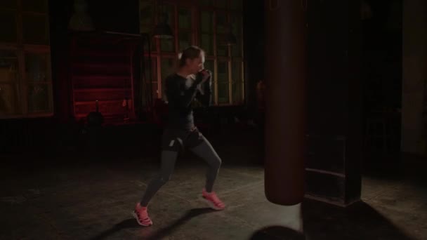 멋진 여자 권투 선수 가 체육관에서 복싱 글러브 열차를 타고. 복잡 한 무술 — 비디오