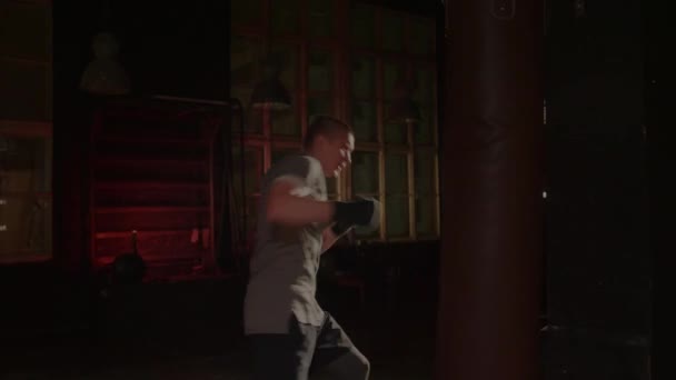 Um lutador fixe de boxe treina no ginásio. Artes marciais mistas — Vídeo de Stock