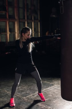 Boks bandajlı havalı kadın boksör spor salonunda trenlerde. Karışık dövüş sanatları