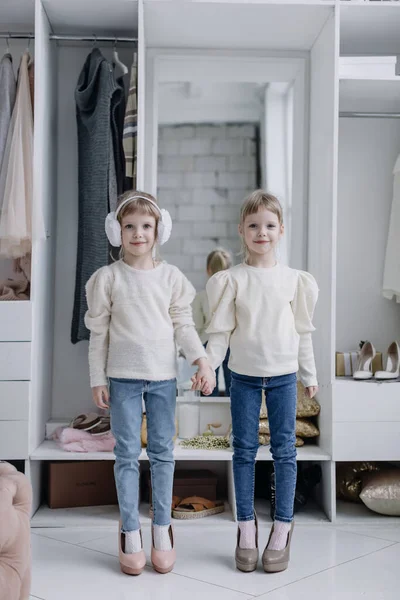 Les filles sœurs se tiennent dans un dressing moderne et regardent la caméra — Photo