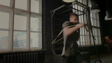 Spor salonundaki boks bandajlı havalı adam trenleri. Karışık dövüş sanatları