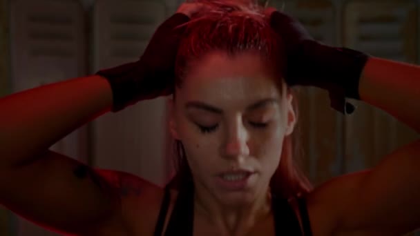 Kimerült, izzadt arcú fiatal nő dühösen sikoltozik a tornaterem kimerítő edzése után. 4K videó — Stock videók