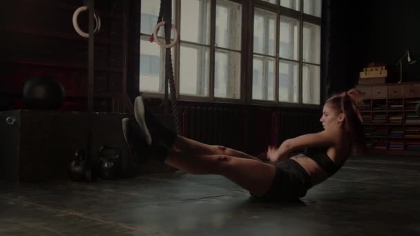 运动健美适合做腹部运动的女性躺在地板上，在健身房进行高强度锻炼。关闭4k视频 — 图库视频影像