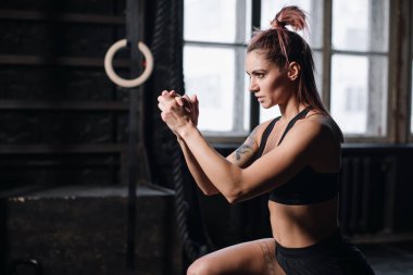 Spor salonunda spor yapan genç bir kız. Atmosferik spor salonu