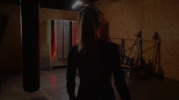 Девочка готовься к боксу в раздевалке. Красный неоновый свет — стоковое видео