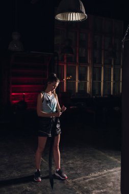 Boks bandajlı havalı kadın boksör spor salonunda trenlerde. Karışık dövüş sanatları