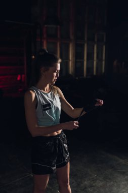 Boks bandajlı havalı kadın boksör spor salonunda trenlerde. Karışık dövüş sanatları