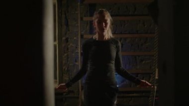 Spor salonunda spor yapan genç bir kız. Atmosferik spor salonu