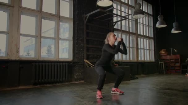 Junges Mädchen beim Sport in der Turnhalle. Stimmungsvolle Turnhalle — Stockvideo