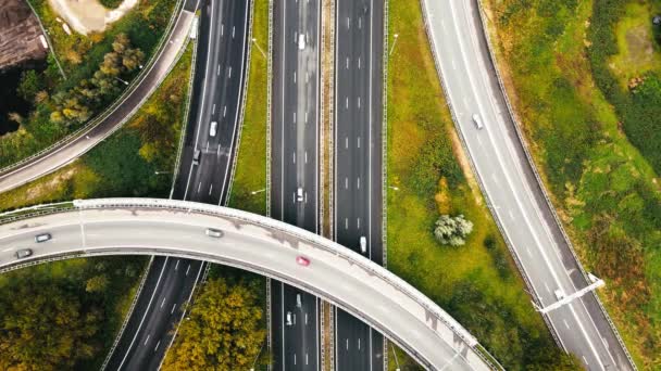Vista aérea de una autopista de infraestructura con coches que la recorren conduciendo — Vídeos de Stock