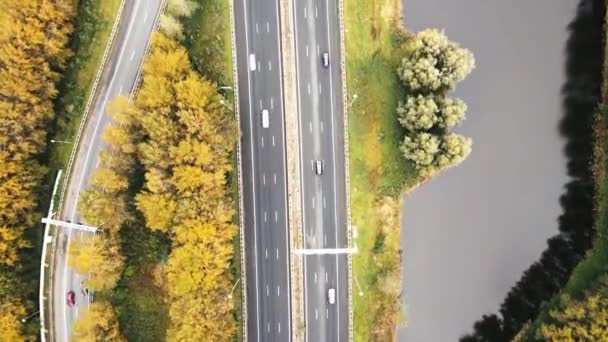Vue aérienne d'une autoroute d'infrastructure avec des voitures qui la survolent au volant — Video