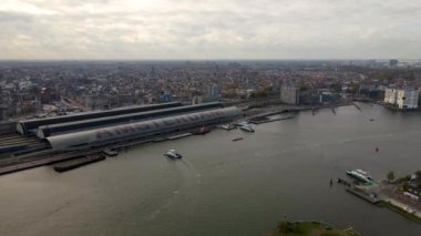 Amsterdam, Hollanda, 31 Ekim 2020 Amsterdam Havacılık Merkezi Merkez İstasyon Gözcü Kulesi ve feribot