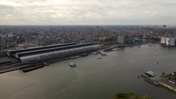 Amsterdam, Hollanda, 31 Ekim 2020 Amsterdam Havacılık Merkezi Merkez İstasyon Gözcü Kulesi ve feribot — Stok video