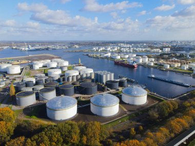 4 Kasım, Amsterdam, Hollanda petrol ambarları sanayi limanı