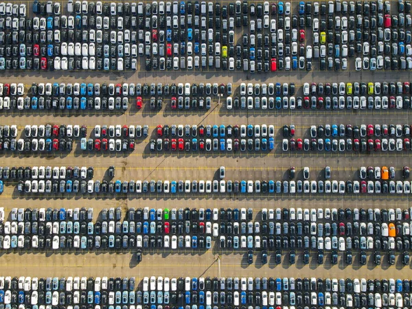 Vue aérienne de voitures stationnées dans une rangée structurée voitures de location de stationnement nouvelle industrie de production — Photo