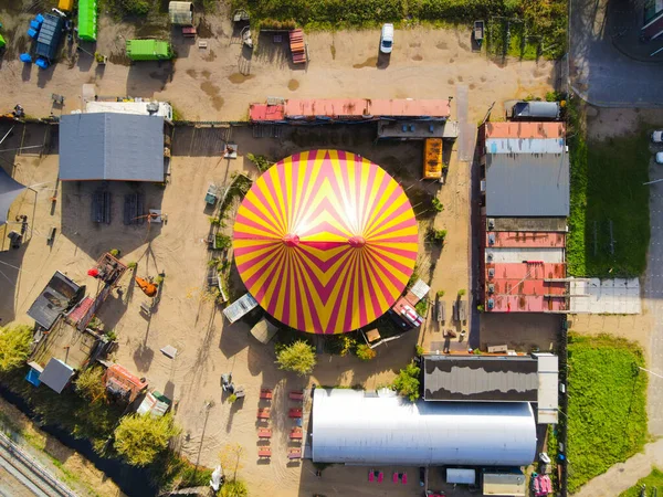 Вид с воздуха на цирковую палатку с цветным красным желтым развлекательным шоу — стоковое фото