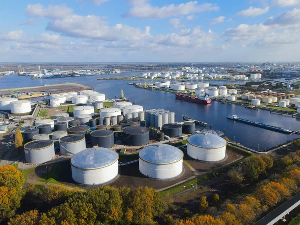 11月4日、アムステルダム、オランダの石油サイロコンテナ産業港 — ストック写真