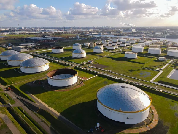 11月4日、アムステルダム、オランダの石油サイロコンテナ産業港 — ストック写真
