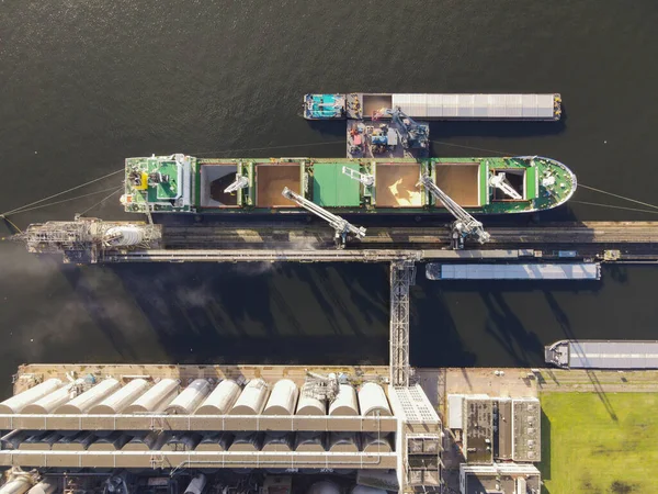 Loading of a docked ship in a industrial harbour — Stock Photo, Image