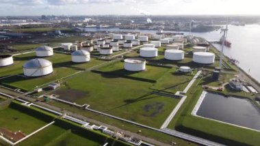 Amsterdam Westpoort, Hollanda - 4 Kasım, devasa petrol ambarları sanayi limanı