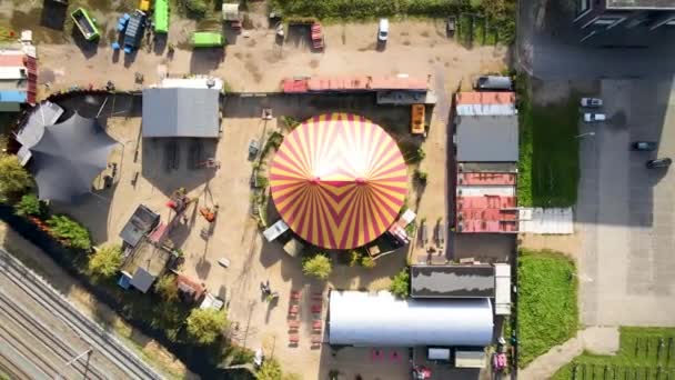 Luchtfoto van een circus tent kleurrijke rood geel entertainment show drone shot — Stockvideo