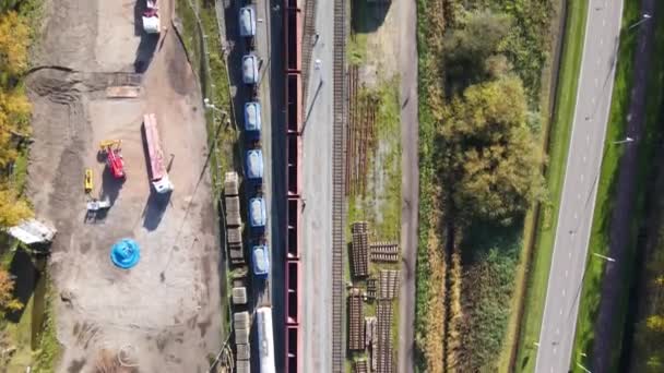 Train carriages rails train wagons filled flyover following the track — Stock Video