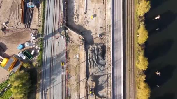 Travaux routiers machines à sable drone vue aérienne du haut vers le bas — Video