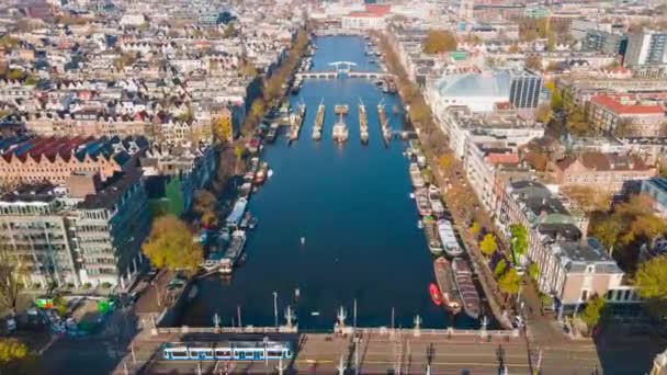 Amsterdam, 7 de noviembre de 2020, Países Bajos Vuelo aéreo sobre el centro de la ciudad del río Amstel hyperlapse — Vídeo de stock