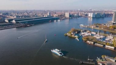 Amsterdam Merkez 'in hava görüntüsü aşırı hızlandı Hollanda feribotları insansız hava aracının üzerinden uçuyor.