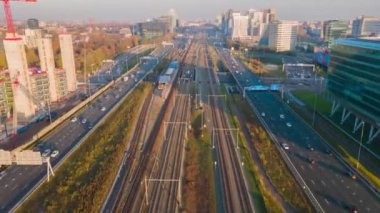 Amsterdam otoyolunun ve demiryolunun insansız hava aracının üzerinden geçişi, ulaşım altyapısını vurdu