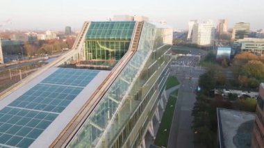 Amsterdam, 7 Kasım 2020, Hollanda Güney Ekseni Zuid insansız hava aracı ile metro ve otoyol üzerinden uçuyor.