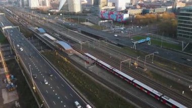 Amsterdam, 7 Kasım 2020, Hollanda Güney Ekseni Zuid insansız hava aracı ile metro ve otoyol üzerinden uçuyor.