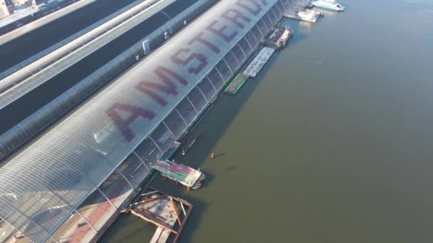 Vista aérea do drone da estação central de autocarros em Amsterdã Países Baixos — Vídeo de Stock