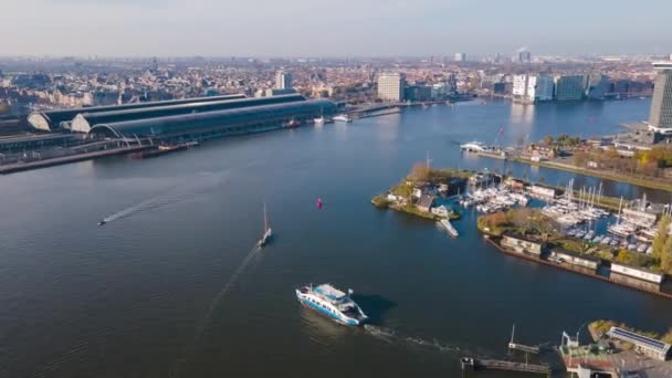 Widok z lotu ptaka hiperlapsja Amsterdam Central Holenderskie promy przelatują nad strzałem drona — Wideo stockowe