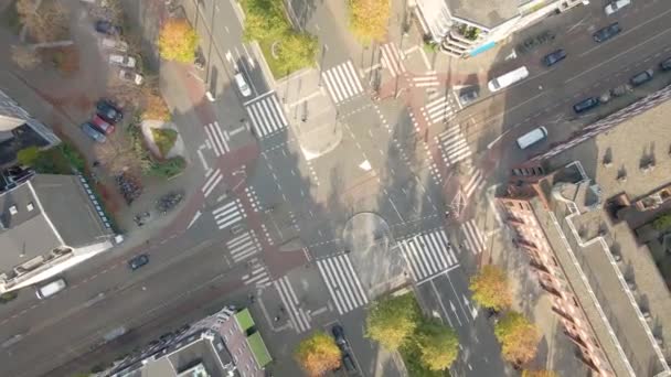 Cruce de cruce vista aérea en Amsterdam cruce de tráfico en la ciudad urbana Los Países Bajos — Vídeo de stock